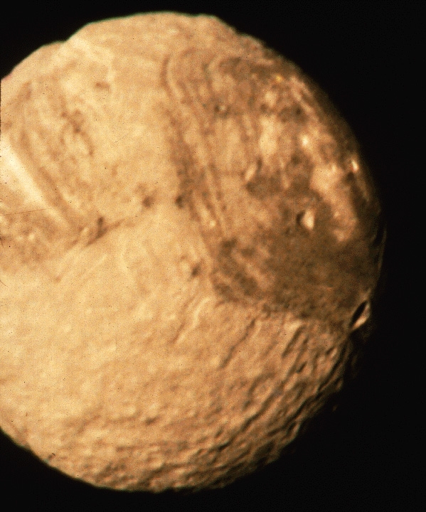 Miranda, un des 5 satellites de Saturne. Crédits : NASA