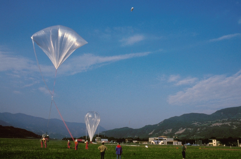 Main and auxiliary balloons. Crédits : CNES/B.BOULLET,1998