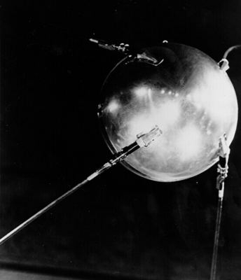 Le premier satellite artificiel  lancé le 4 octobre 1957 par l’Union Soviétique. « Spoutnik » tire son nom du russe « Compagnon de route ». Crédits : S.P.Korolev RSC Energia